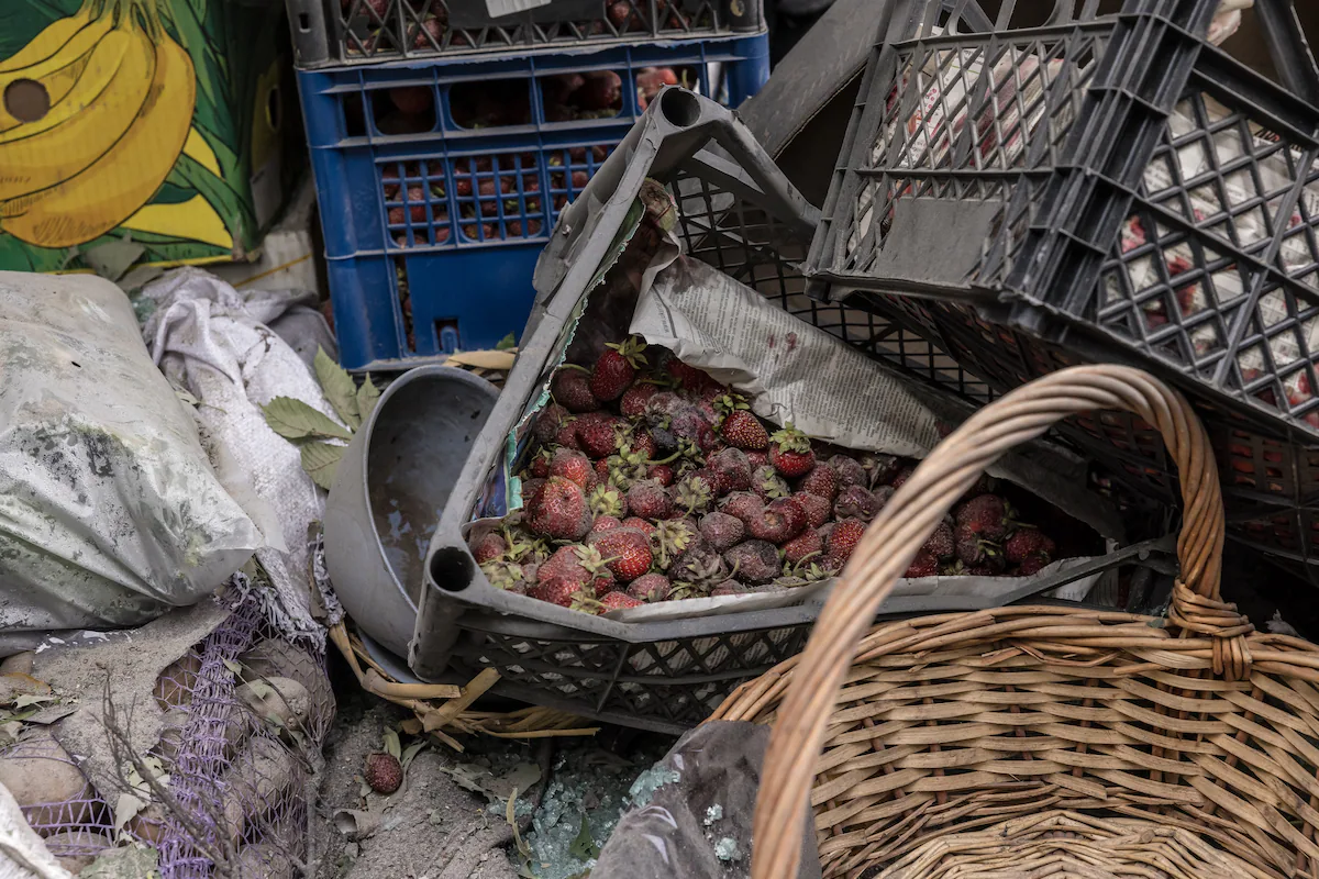 Пошкодження від російського ракетного удару по Києву цього місяця.